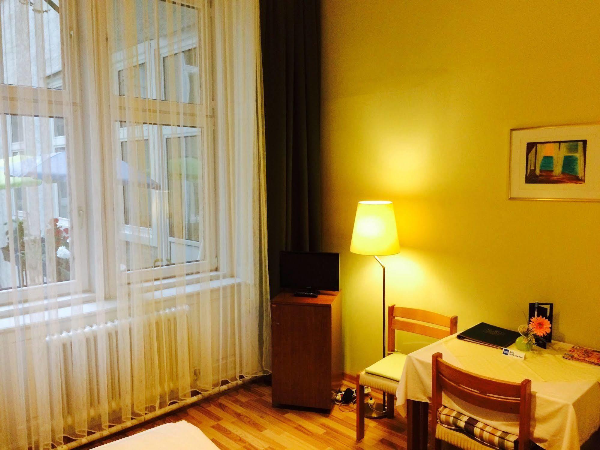 Pension Hotel Mariahilf Вена Экстерьер фото